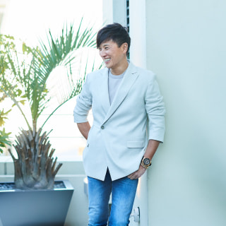 「身を捨ててこそ浮かぶ瀬もあれ」:戸賀敬城さんが語る、大人のお洒落と自分らしく生きる秘訣
