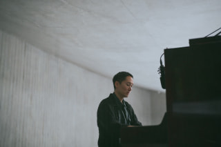 音・香り・アートが交差する空間へ。現代アーティスト・Shimon Hoshinoの創作術