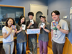 6/8のチェック＆マークは「デビュー」ゲストは鍵盤連弾＆ドラムによるインストバンド EYRIEのみなさん！