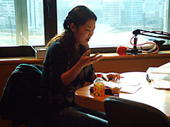 女子大生の活弁士がスタジオに！