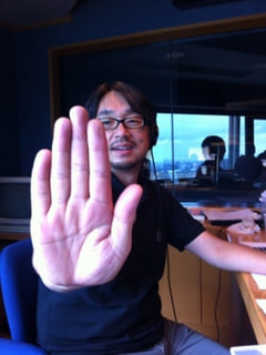 薫堂さんの指。麻希さんの指。
