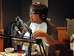 古奈屋さんのカレーうどんを食べる薫堂さん