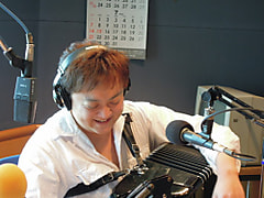 GUEST･DJ　アコーディオン奏者　桑山哲也さん！