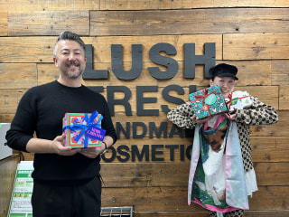 プレゼントもラッピングもサステナブルな「LUSH」のクリスマスギフト! LUSH JAPAN合同会社 広報担当 小山大作さん①