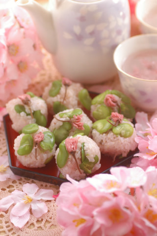 「空豆と桜のお花見ライスボール」