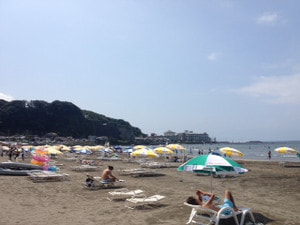 真夏の材木座海岸から生放送中♪