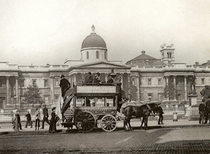 Horse_bus_in_trafalgar_square