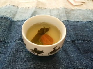 お正月に飲む縁起物の”大福茶”には、昆布となにをいれるでしょう？