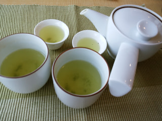 日本茶クイズ！”緑茶を淹れる時、一煎目は捨てる⁈”