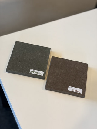 廃棄予定だった茶葉を使ったタイル〈二酸化タイル〉をご紹介☆