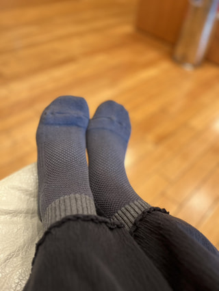 足の先までお茶まみれ⁈～「紙」と「お茶」からできた靴下をご紹介♪