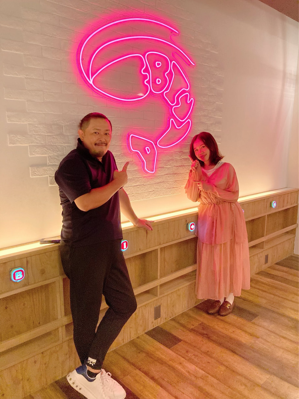 「エビノミセ　EBI→YA」
