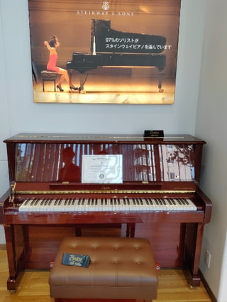 ボストン・ピアノも展示しています！
