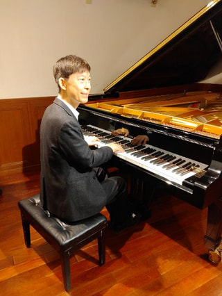 ピアニスト　東 誠三さんの演奏で