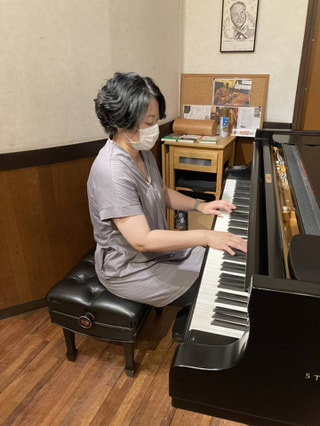伊集院紀子さんによるピアノ演奏