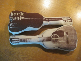 BONNIE PINKさんのギタークッションをプレゼント！