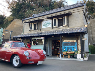 【大人の遊園地】〈RevivalCAFE〉はクルマ好き、バイク好きが集う新旧融合のお洒落蔵カフェでした！