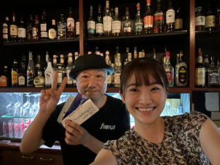 【Bar&Restaurant Four Play】黒船を彷彿とさせる木炭入り黒生地しらすピザ美味しいです