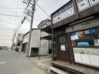 【 アロハキューブ 】まるで通年営業の海の家⁉︎材木座海岸入口に佇むカフェ&レストラン！