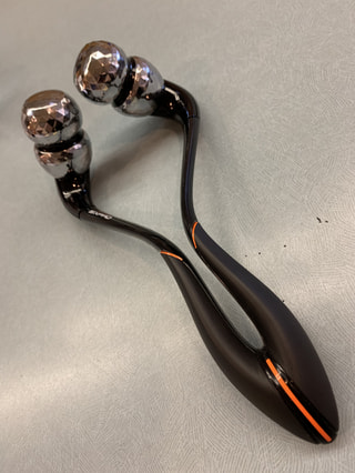 SIXPADブランドのフェイシャルローラーで疲れた顔のストレッチ