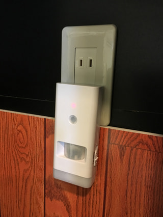 いつもは夜のフットライト、停電を感知して自動点灯、懐中電灯にもなる！