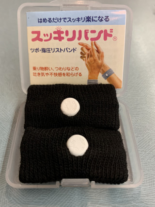手首にはめるだけで酔い止めになるって、知ってた？「スッキリバンド」