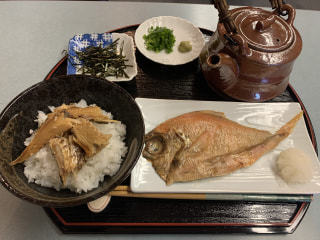 これは優れもの。頭からしっぽまで丸かじりできる焼き魚「まるごとくん」しかも常温で６か月保存可能！