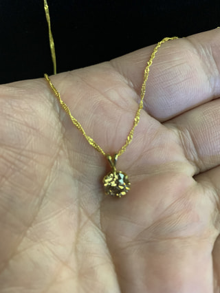 純金と1.0カラットSIクラス「ファンシーブラウン」カラーのダイヤモンドペンダント、相乗効果で輝きがすごい。