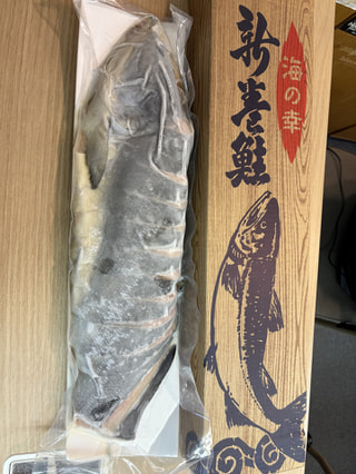 獲ったどーッ!一尾丸ごと新巻鮭、なのに切れてて使いやすい!