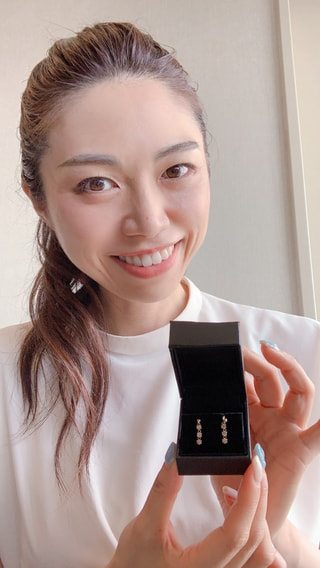 人気のダイヤ３ストーンピアスが信じられない価格で！！！
