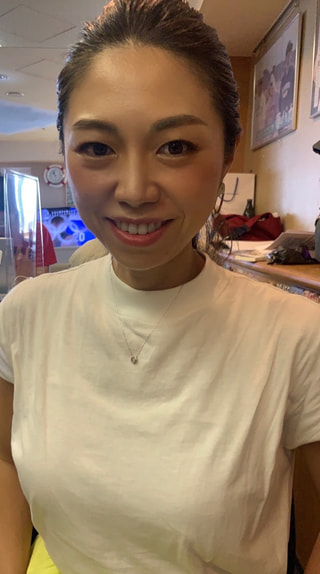 胸元で踊っているかのようなダイヤのジュエリー