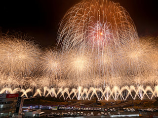 世界最高峰の花火とモータースポーツの競演！！特等席で楽しめます！