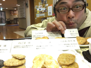 おせんべいが箱からあふれてくるぐらいの