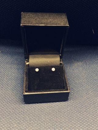 人と差のつくダイヤピアス