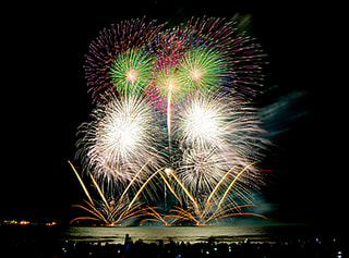 花火と音楽のコラボレーション☆逗子海岸花火大会を特等席で！！