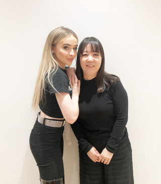 今夜はSabrina Carpenterのインタビュー＆BTS新作、Arianaのサインもプレゼント！サイト限定Arianaとの思い出写真館