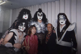 今夜は、WEEZER、Brandon Flowers、Phoebe Bridgers、ENHYPENの新作、December10来日インタビュー、KISS1976年アナハイムでのライヴを紹介！