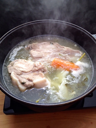 ダッチオーブンレシピ「塩漬け豚肉とレンズ豆の煮込み」