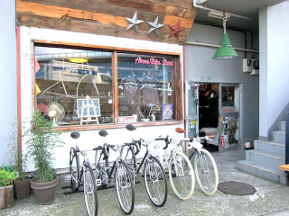 アウトドア看板娘「ABOVE BIKE STORE」