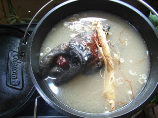 ダッチオーブンレシピ「烏骨鶏湯（オゴルゲタン）」