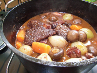 ダッチオーブンレシピ「牛肉の赤ワイン蒸し煮」