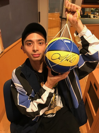 プレゼント Austin Mahoneサイン入りバスケットボール